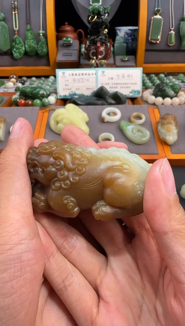 颈饰未镶嵌和田玉吊坠