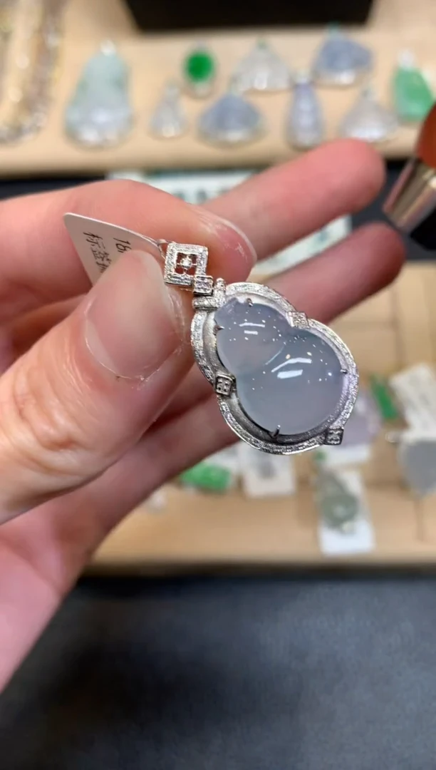 【闪购商品】翡翠颈饰18K金镶嵌葫芦【无服务费】