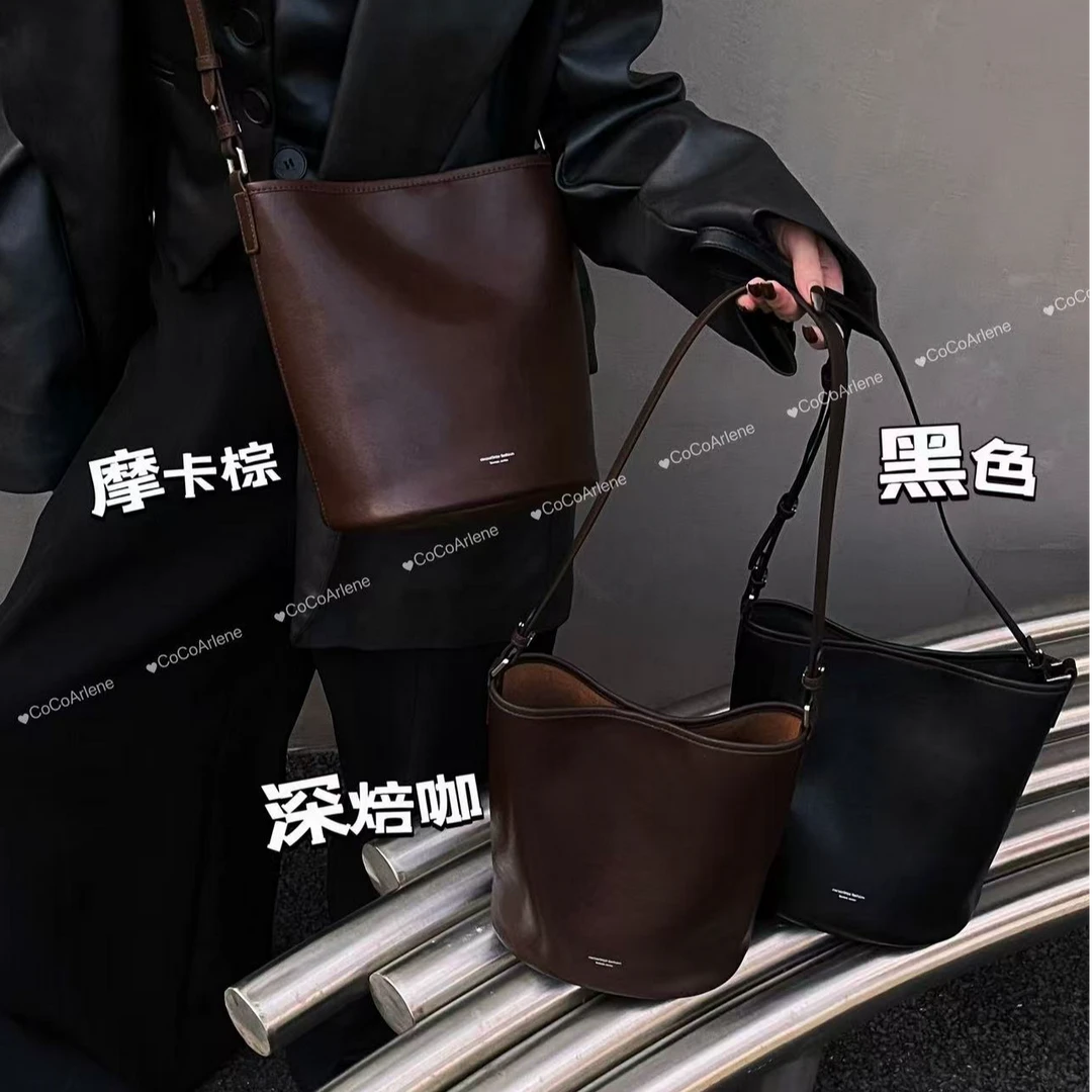 秋冬新款简约牛皮单肩包真皮女包斜挎包纯色字母包百搭时尚水桶包