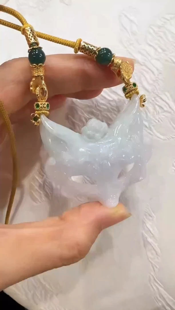 翡翠未镶嵌颈饰国风