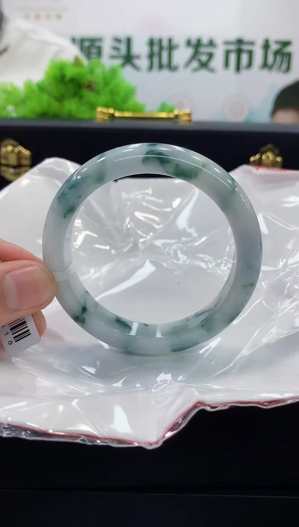 翡翠手镯未镶嵌手镯