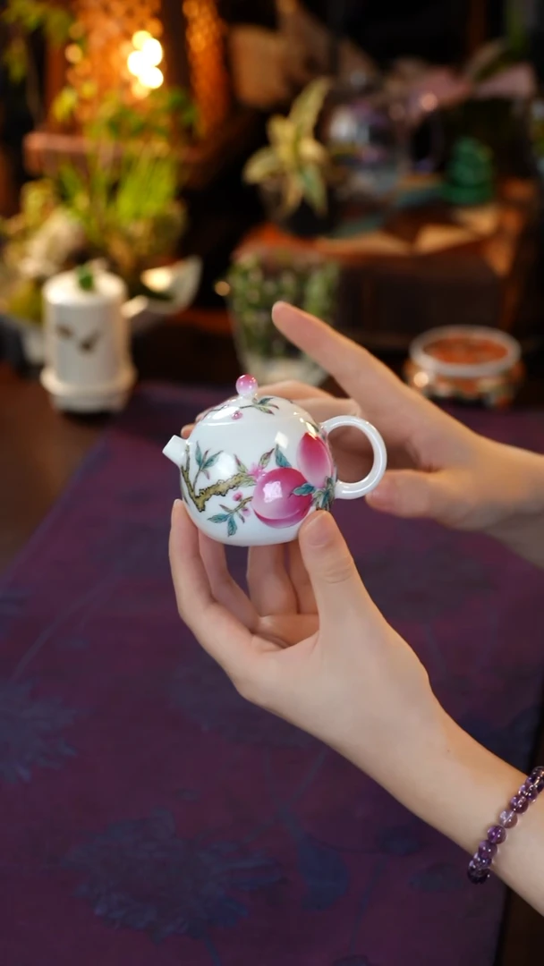 粉彩桃子茶壶
