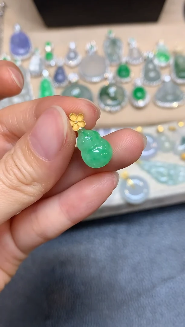 颈饰18K金镶嵌翡翠葫芦【无服务费