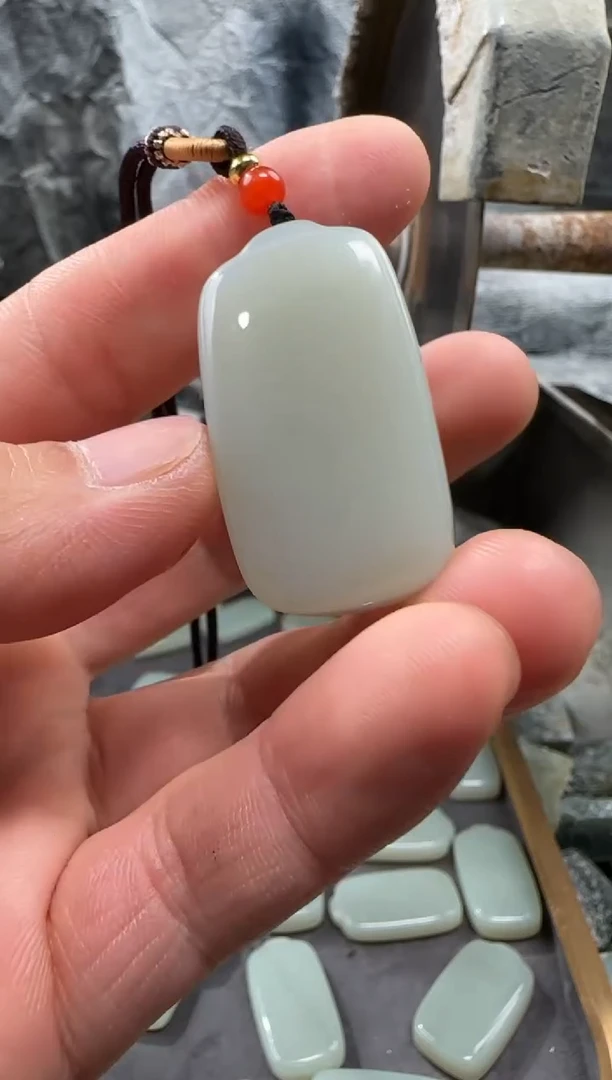 和田玉未镶嵌颈饰吊坠