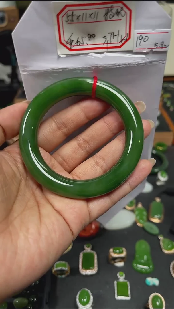 颈饰未镶嵌和田玉（碧玉）随*心±55圈口七号矿白加绿传承级手镯