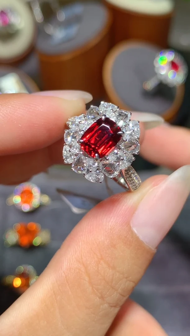 尖晶石戒指18K金镶嵌1.37ct