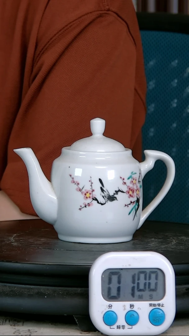 粉彩精绘花鸟图壶