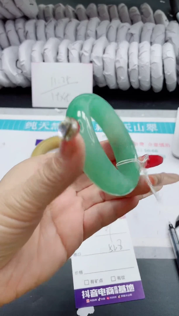 【闪购商品】石英质玉手镯未镶嵌69