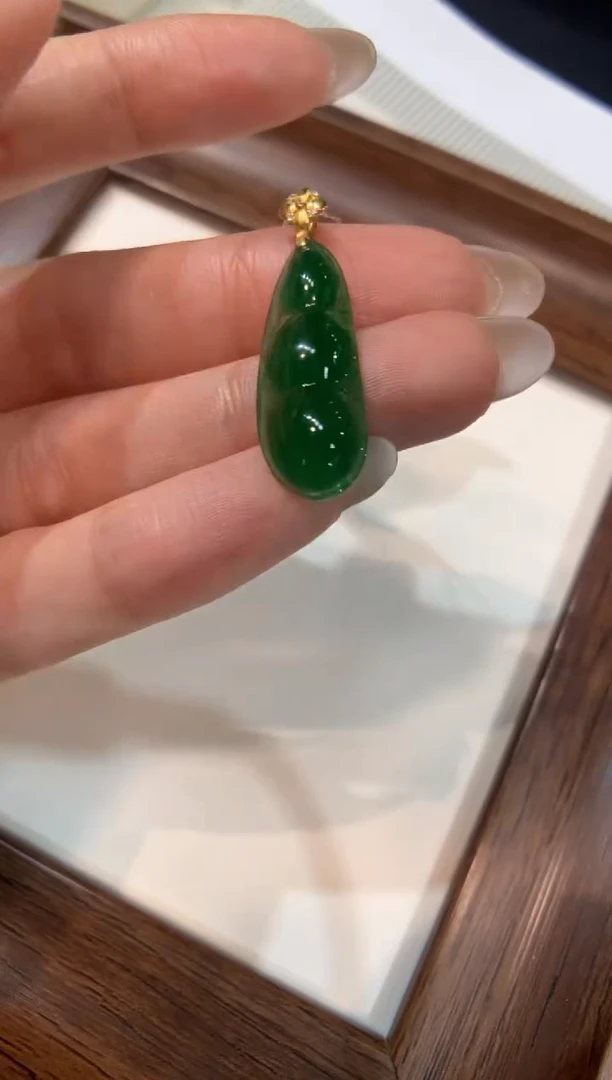 颈饰18K金镶嵌翡翠福豆