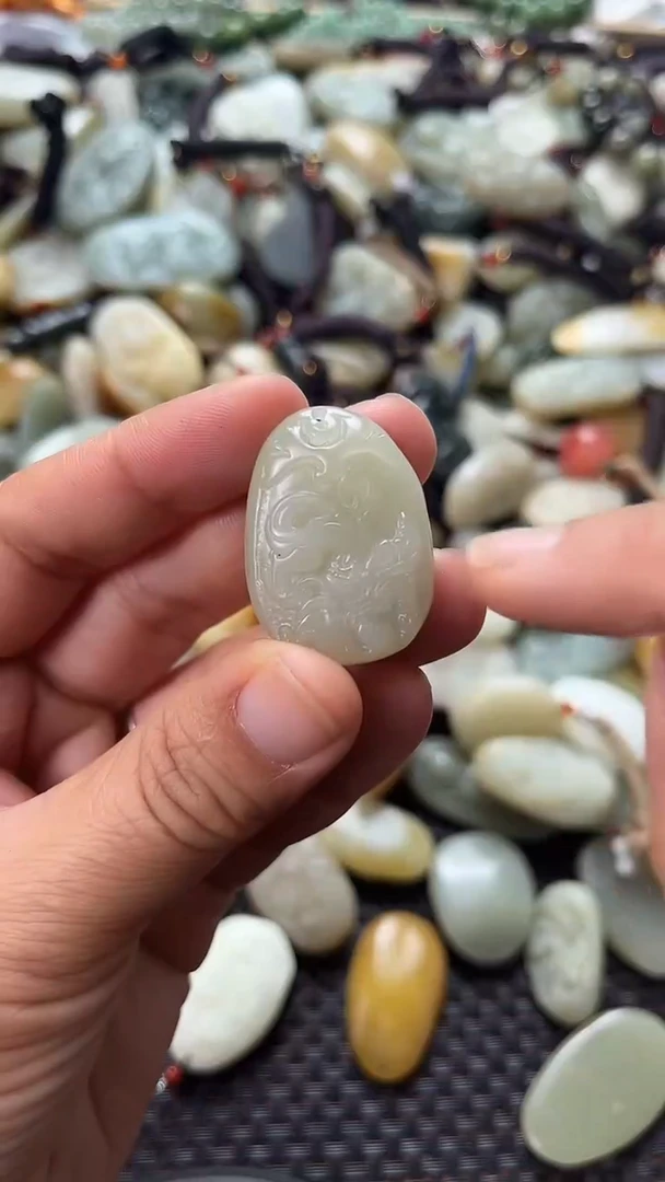 和田玉未镶嵌颈饰（多样性发一件）没有证书有瑕