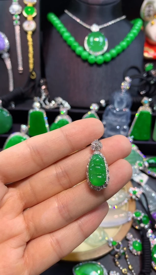 翡翠18K金镶嵌吊坠(不含链)豆子