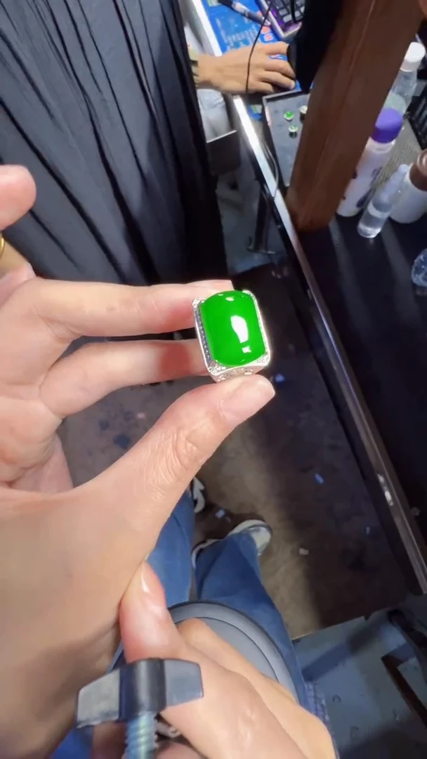 未镶嵌定制翡翠翡翠A货有轻微色差属于正常现象，戒指多样性发货1