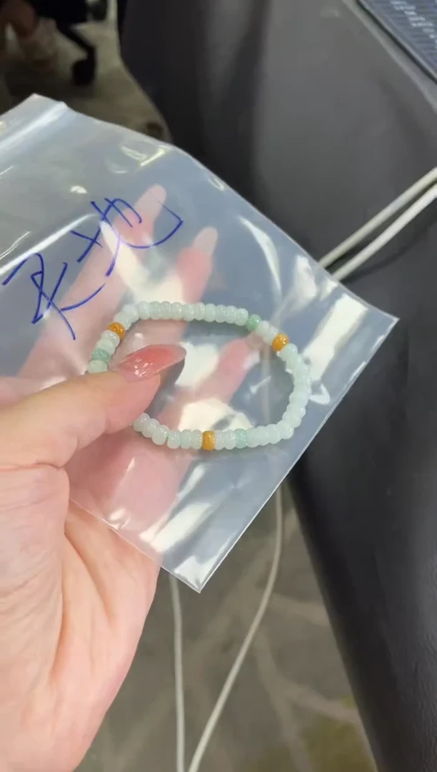 未镶嵌挂件翡翠是**吖翡翠手串