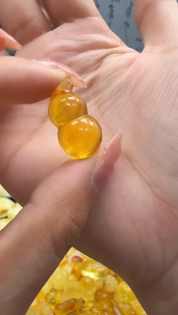 未镶嵌琥珀裸石如图