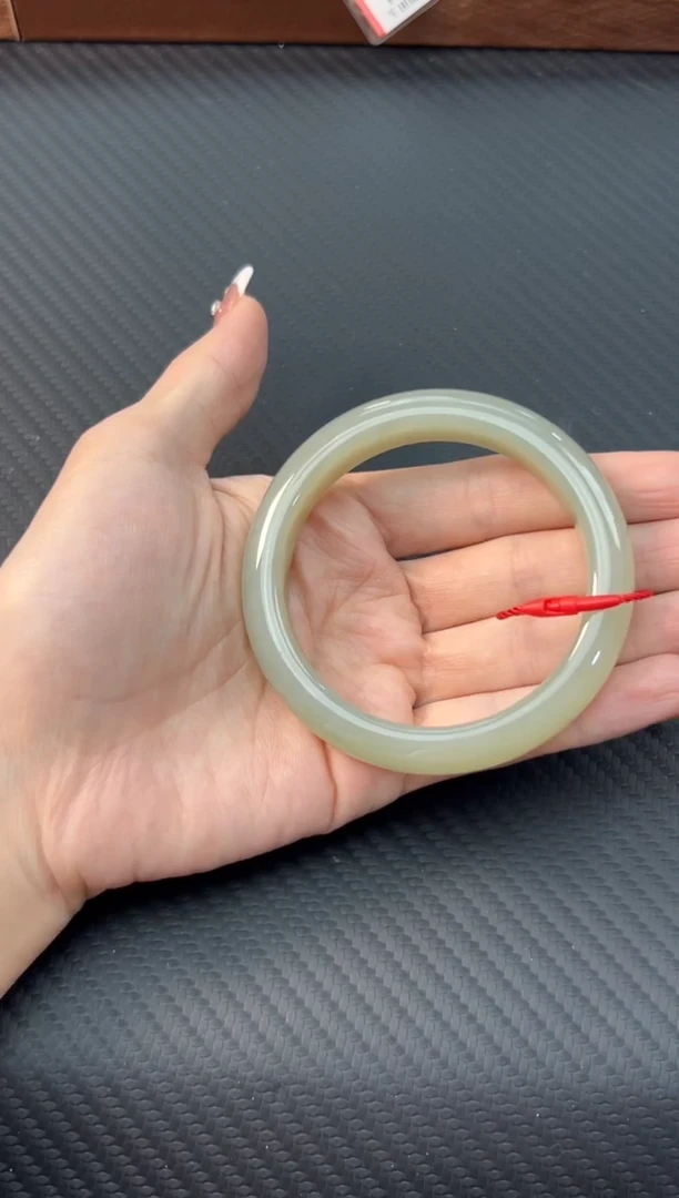 【闪购商品】和田玉手镯未镶嵌且末微色差近矿58手镯