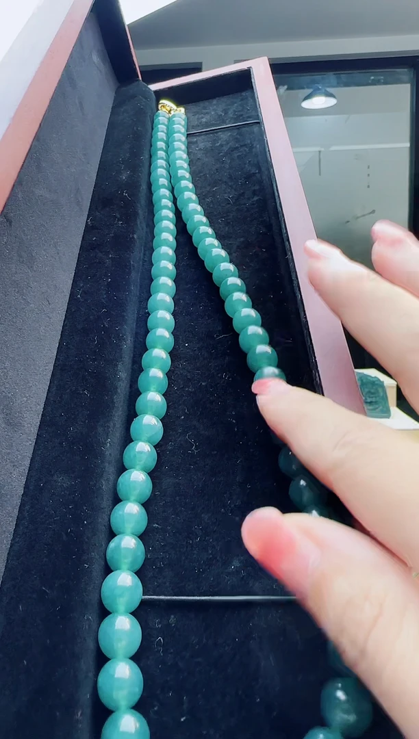 翡翠未镶嵌颈饰多样性发货其中一件