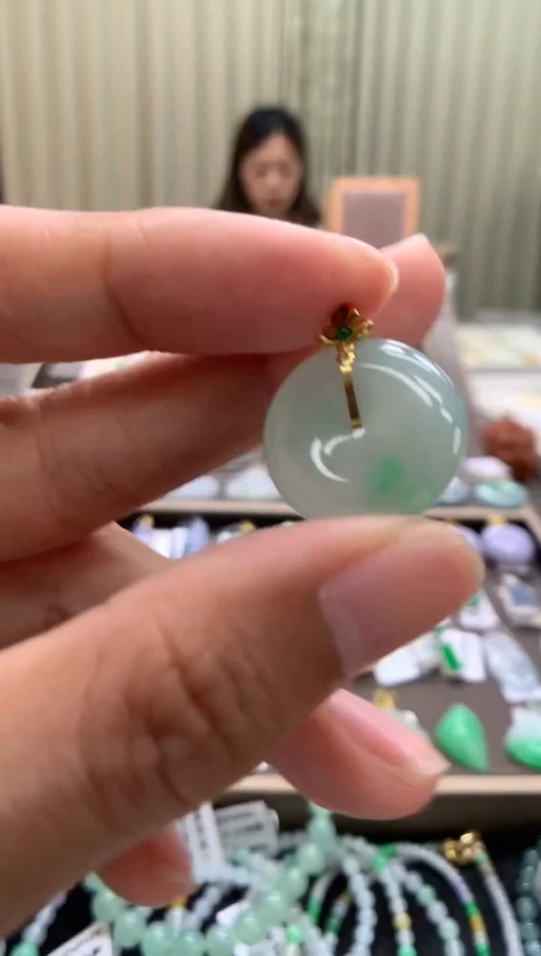 翡翠18K金镶嵌颈饰平安扣
