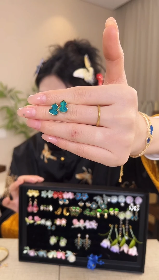 刺绣季****y仿点翠葫芦耳钉