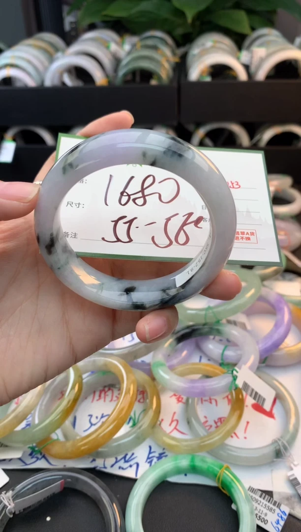 未镶嵌定制翡翠毛货需精细抛光+多人