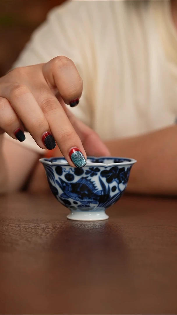 元青花鱼藻纹花口杯