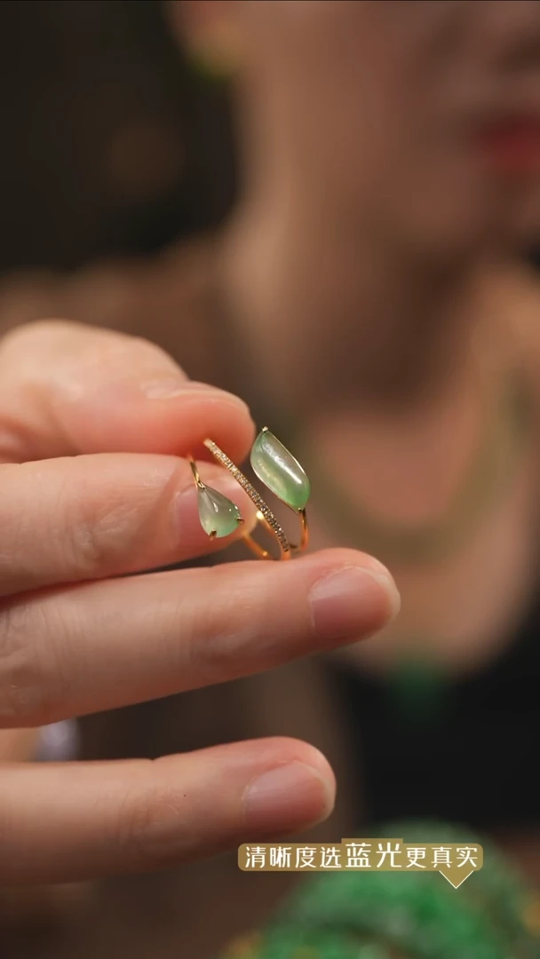 翡翠戒指18K金镶嵌薄荷绿翡翠随形戒指