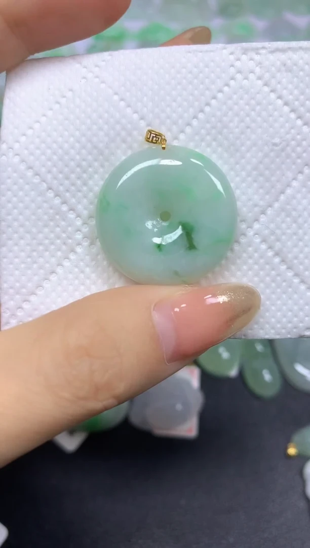 颈饰18K金镶嵌翡翠A货