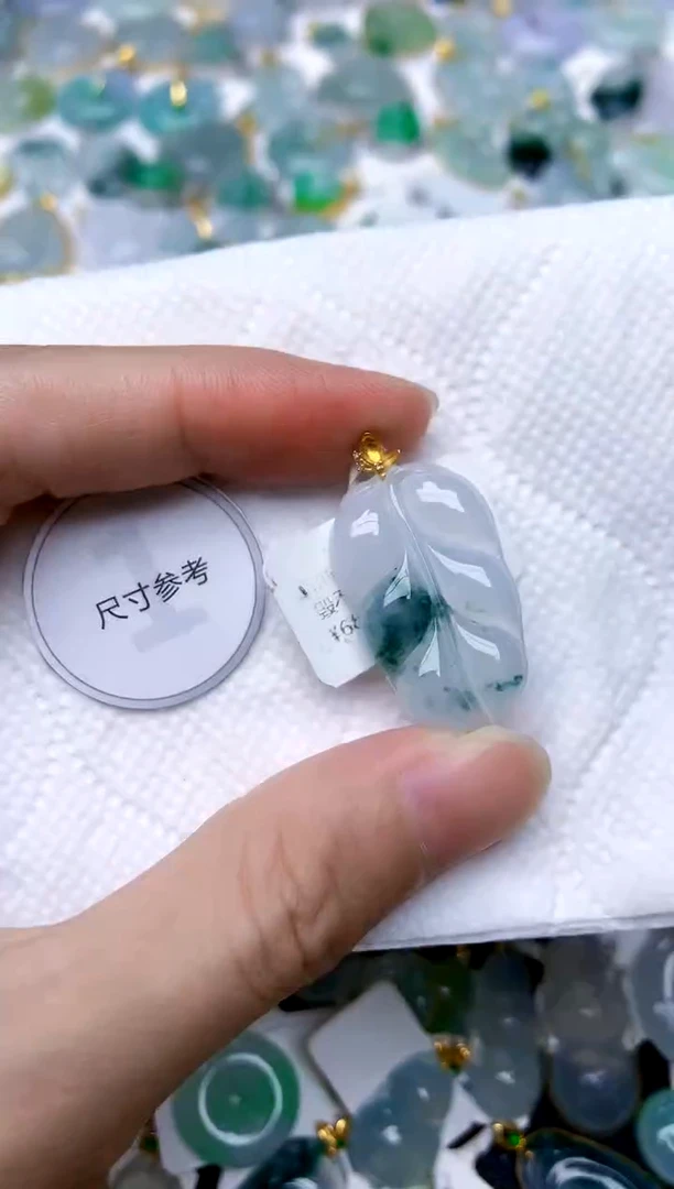 颈饰18K金镶嵌翡翠天然A货翡翠