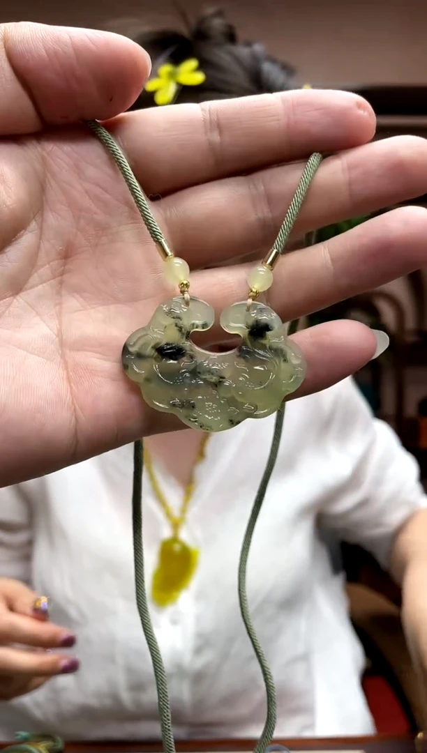 岫玉未镶嵌吊坠·