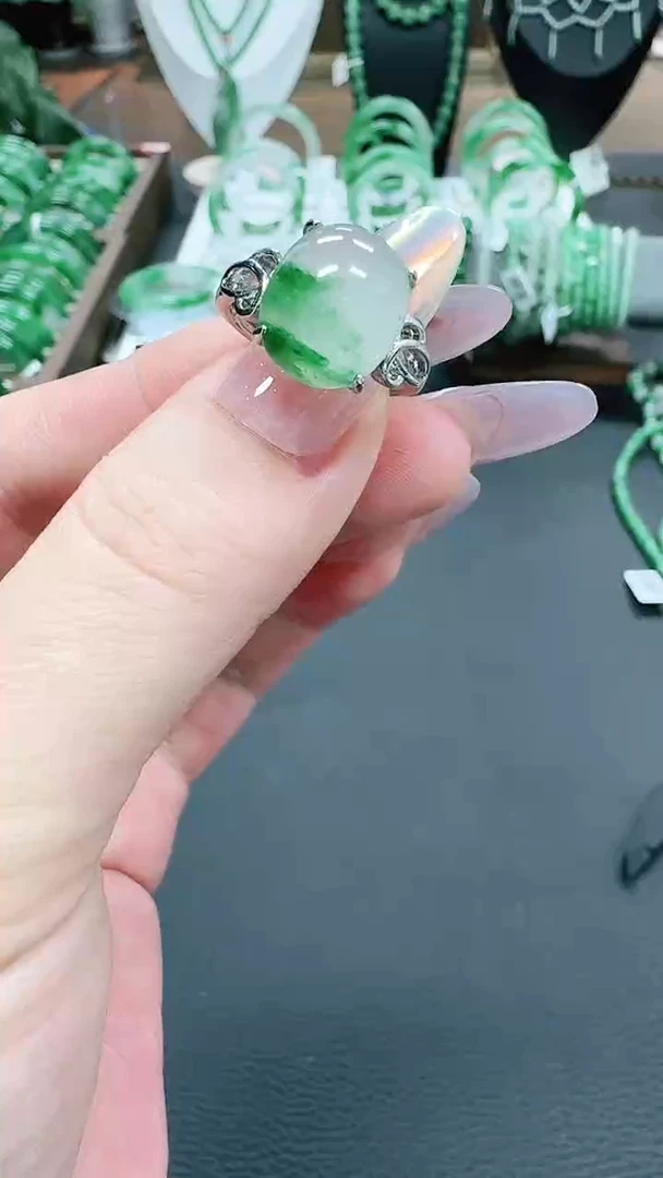 未镶嵌1石英质玉（非洲翠）大****奶/1728