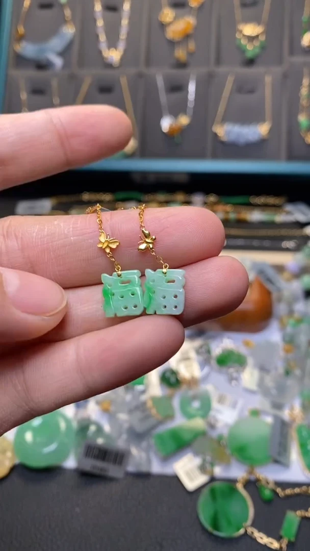 颈饰18K金镶嵌翡翠33216