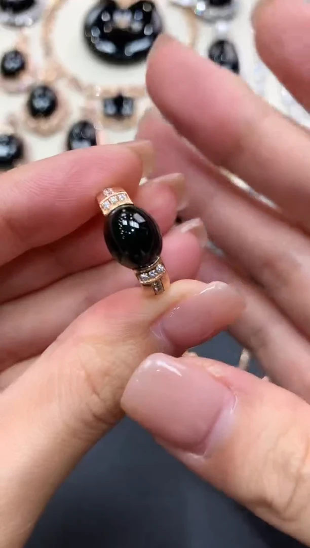 【闪购商品】翡翠戒指18K金镶嵌q8           