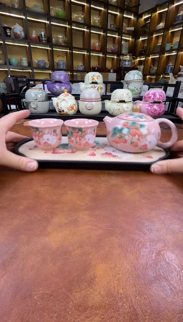 瓷片粉汝草莓兔1西施壶2花口杯+草莓兔盘