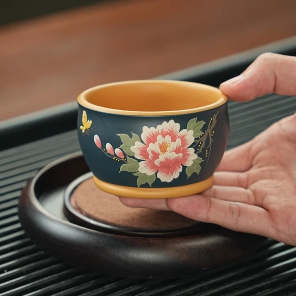 宜兴原矿黄金段泥粉苏门答腊青手工堆绘牡丹花紫砂主人杯 NX