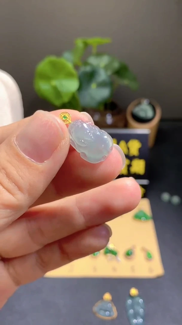 颈饰18K金镶嵌翡翠天然A货翡翠