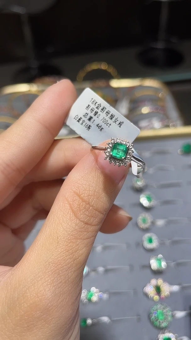 18K金镶嵌戒指祖母绿祖母绿