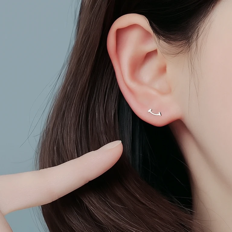 铜合金耳饰 微笑耳钉女简约2025新款耳环百搭高级气质养耳洞