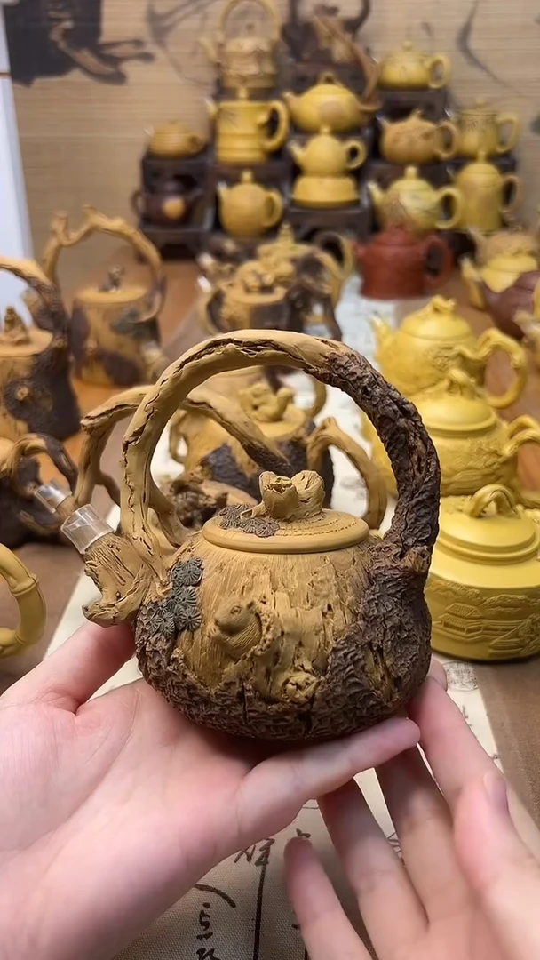 茶壶紫砂玛**米提梁树桩松鼠壶