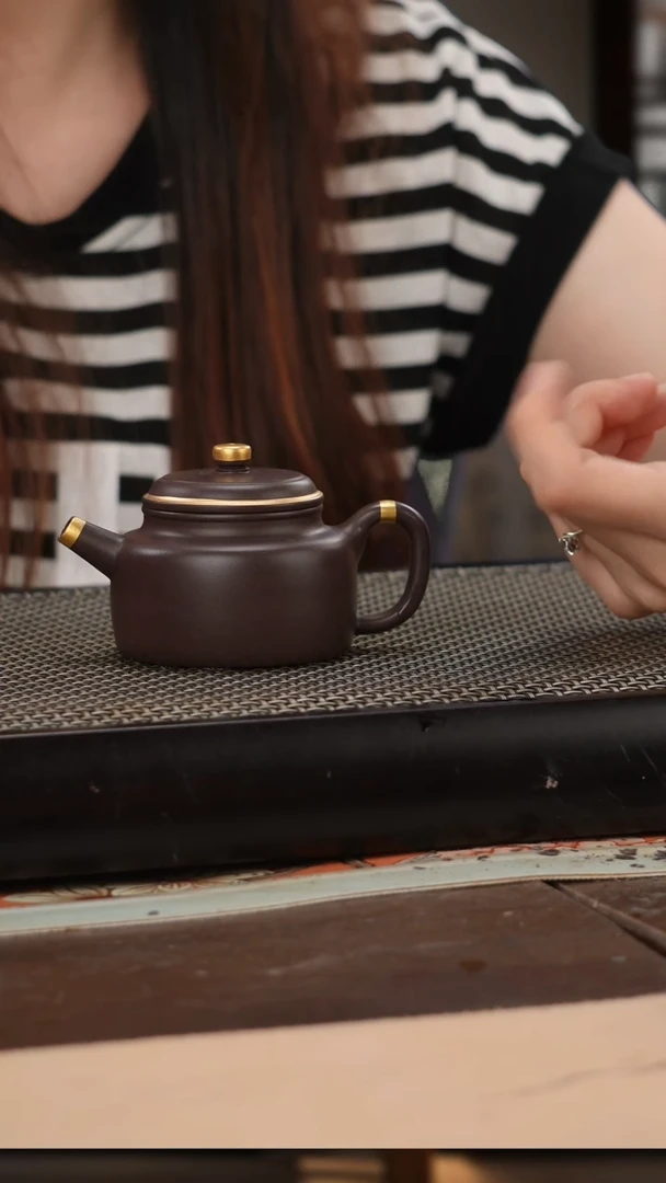 茶壶紫砂四号井茄皮紫泥描金德钟120cc
