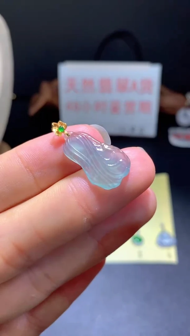 翡翠18K金镶嵌颈饰翡翠吊坠