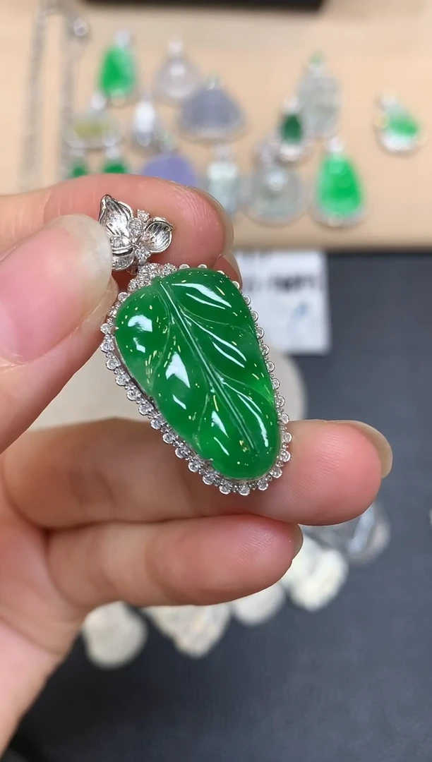 颈饰18K金镶嵌翡翠树叶【无服务费