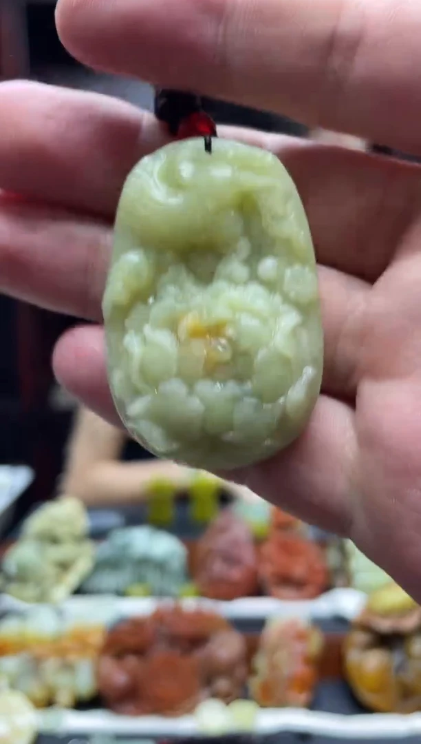 岫玉未镶嵌吊坠·