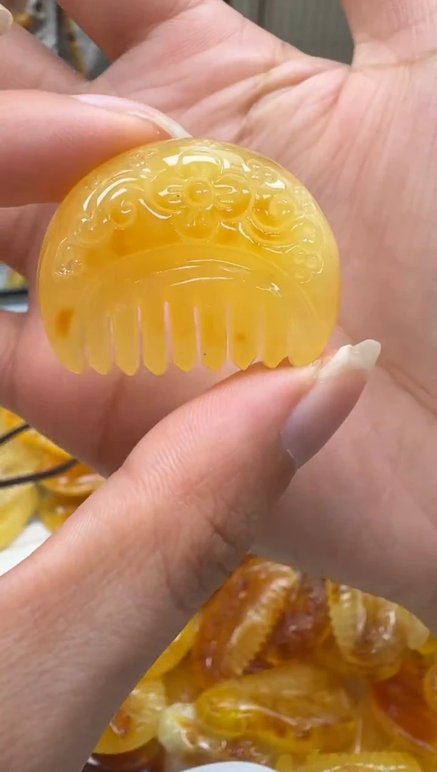 未镶嵌颈饰琥珀如图