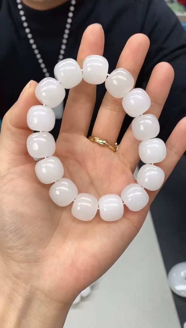 颈饰未镶嵌石英质玉（金丝玉）1.6