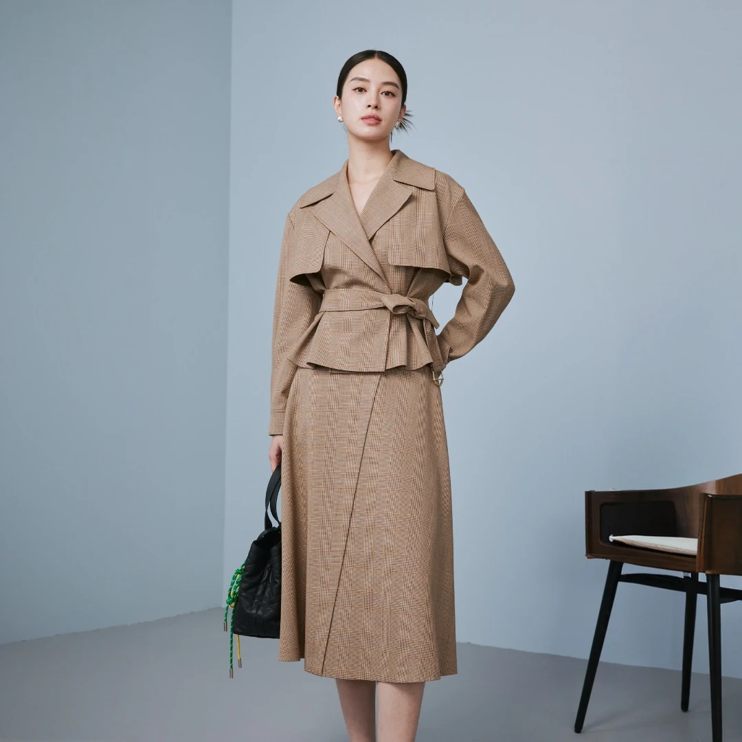 2025年新款都市线条法式英伦风卡其短风衣外套-MOGB02WBY044N01