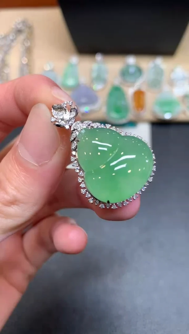 【闪购商品】翡翠颈饰18K金镶嵌葫芦【无服务费】