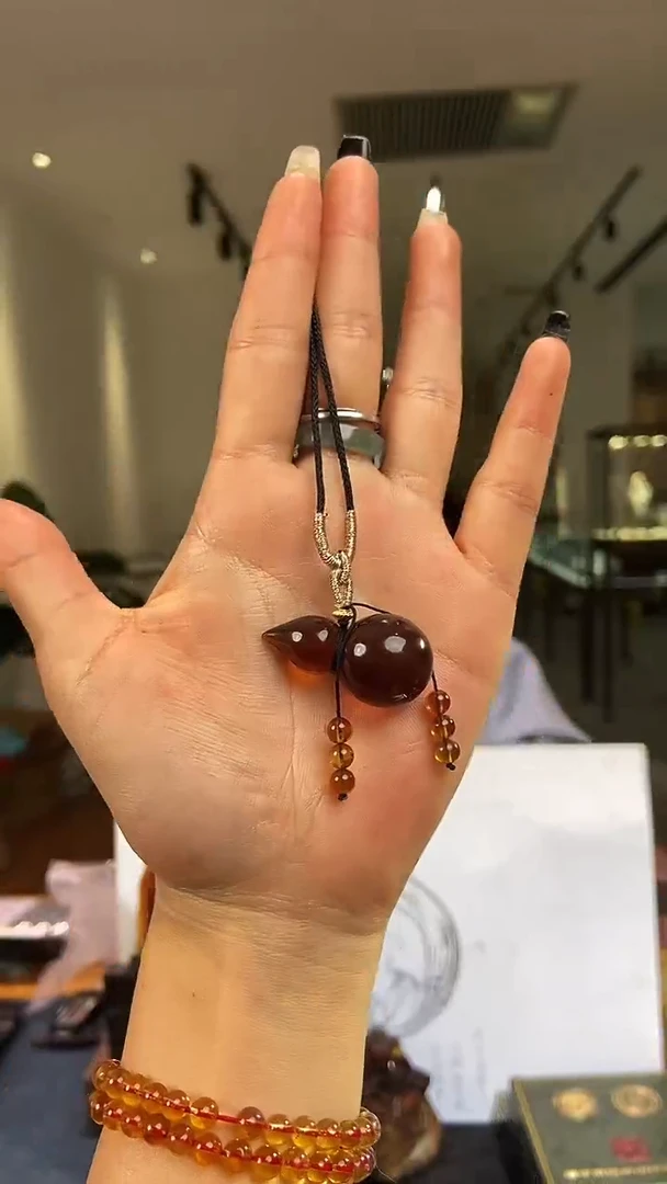 琥珀颈饰未镶嵌葫芦吊坠