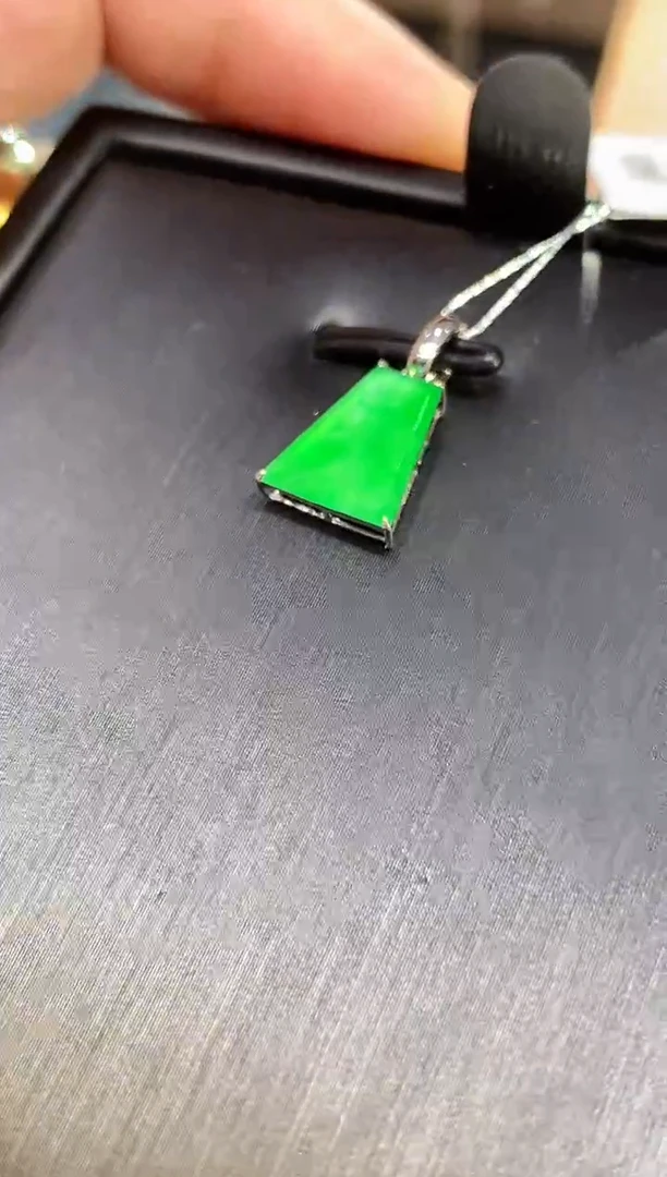 翡翠18K金镶嵌吊坠(不含链)L多样性发其一