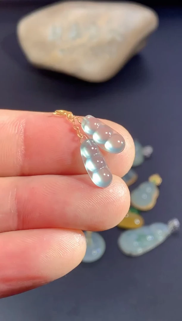 颈饰18K金镶嵌翡翠