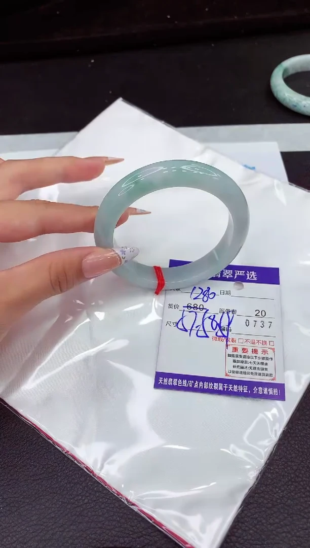 翡翠手镯未镶嵌1