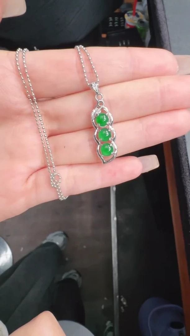 未镶嵌戒指翡翠A货有轻微色差属于正常现象，项链多样性发货1